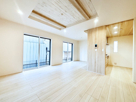 ���̑����ρ@�܂�グ�V��͂͗��̓I�ȉ��s��������̂ŁA�V�䂪�L�������ĊJ���I�ȋ�Ԃ����o�ł��܂��B  