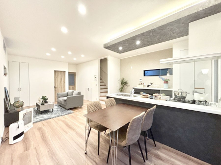 ���r���O�@���Ƒ��̓��₩�Șb�����ŕ�܂�閾�邢���r���O