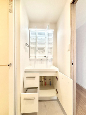 ���̑����ρ@�O�ʋ��̗��ɁA���ϕi��q���p�i�Ȃǂ����[�\�B���ʑ����������ƕۂ��܂��I