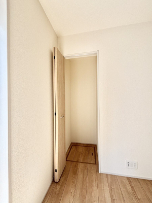 ���̑����ρ@���r���O���[�B�����Ɏ��[������ƕ����W�܂�LDK���X�b�L���Еt�������ł��ˁB  