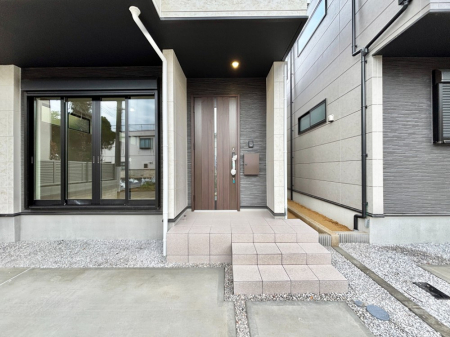 ���ց@��؂ȉƑ��A���q���o�}���錺�ցB���֑O�͉����t���ŉJ���~���Ă��Ă��G��ɂ����ł��B 