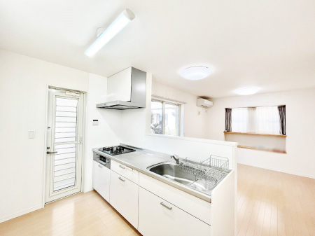 �L�b�`���@���Ƒ��̉�b�e�ޑΖʃL�b�`���B���������̃p�p�}�}�����Ƒ��Ɖ߂������Ԃ����������I