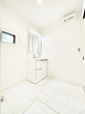 ���̑��@����������z���C�g�J���[����Ƃ��������h���[�X�y�[�X