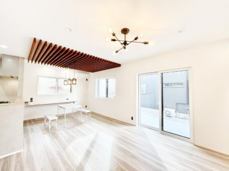 ���r���O�@���邢�z���������A�����̕��͋C�ɖ�������郊�r���O�_�C�j���O 