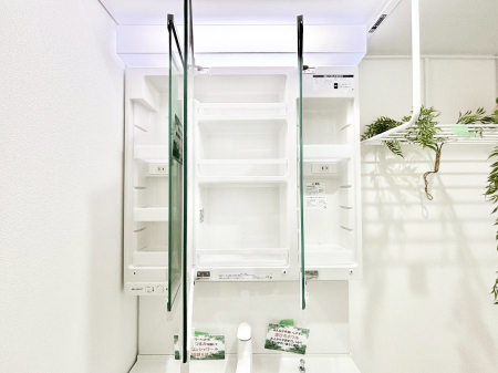 ���̑����ρ@�O�ʋ��̗��ɁA���ϕi��q���p�i�Ȃǂ����[�\�B���ʑ����������ƕۂ��܂��I