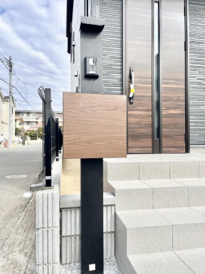 ���̑��@�\�D�E�C���^�[�z���E�|�X�g���ЂƂɏW��B�G���g�����X�ɂȂ��ރV���v���f�U�C���B