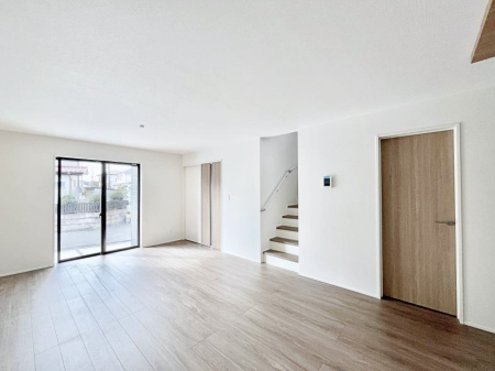 ���r���O�@���r���O�K�i�A������؂ȉƑ��ƃR�~���j�P�[�V�������Ƃ��Ƒ��v���̊Ԏ��