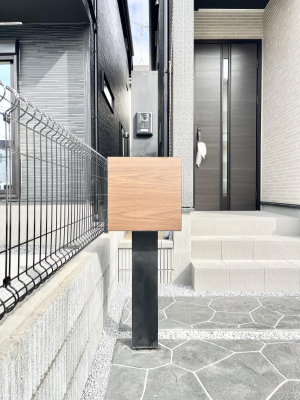 ���̑��@�\�D�E�C���^�[�z���E�|�X�g���ЂƂɏW��B�G���g�����X�ɂȂ��ރV���v���f�U�C���B