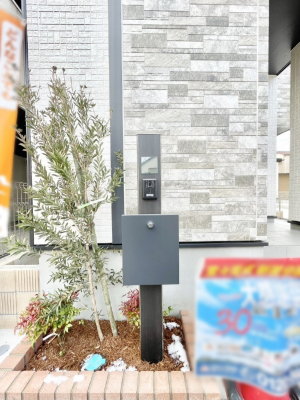 ���̑��@�\�D�E�C���^�[�z���E�|�X�g���ЂƂɏW��B�G���g�����X�ɂȂ��ރV���v���f�U�C���B