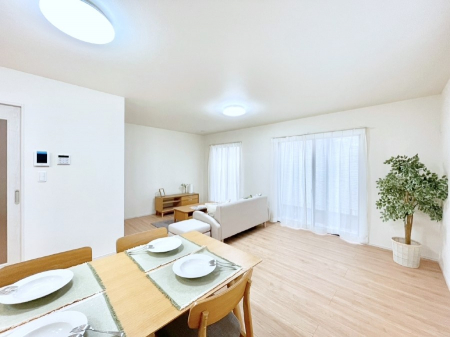 ���r���O�@���邢�z���������A�����̕��͋C�ɖ�������郊�r���O�E�_�C�j���O�B 