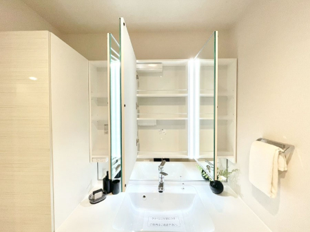 ���̑����ρ@�O�ʋ��̗��ɁA���ϕi��q���p�i�Ȃǂ����[�\�B���ʑ����������ƕۂ��܂��I