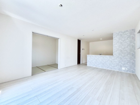 ���r���O�@16�����r���O�B�אڂ̘a�����J������΂���ɍL�X��ԂɁB