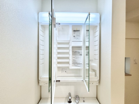 ���̑����ρ@�O�ʋ��̗��ɁA���ϕi��q���p�i�Ȃǂ����[�\�B���ʑ����������ƕۂ��܂��I