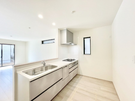 �L�b�`���@�u�₩�ȕ����ʂ蔲����L�b�`���B��������̂Ŗ��邭���C�ɂ��𗧂��܂��B