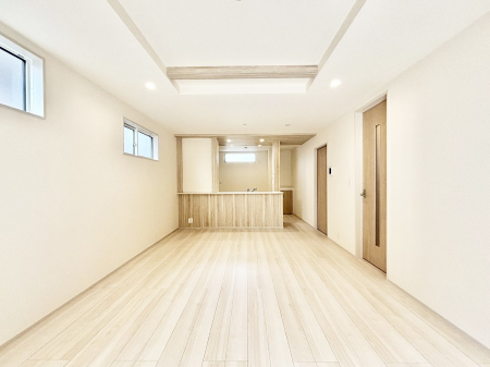 ���r���O�@���邢�z���������A�����̕��͋C�ɖ�������郊�r���O�E�_�C�j���O�B 