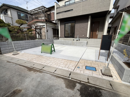 �@����2��\�I�}�Ȃ��q�l�̒��ԂɁB�܂��A���Ƒ��̎��]�ԃX�y�[�X�Ƃ��Ă��劈��B