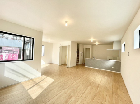 ���̑����ρ@�Ƒ��̏Ί炪���R�Ɛ��܂�Ă���A����ȕ��͋C�̃_�C�j���O�Ɏd�オ���Ă��܂��B