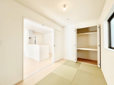 ���̑����ρ@���r���O�Ɨׂ荇���Ă���a���B�ق��ƈꑧ�ł���a�̋�Ԃ��Y�ꂸ�ɁB   