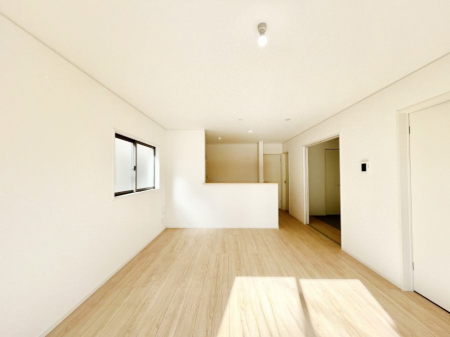 ���r���O�@���邢�z���������A�����̕��͋C�ɖ�������郊�r���O�E�_�C�j���O�B 