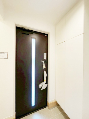 ���ց@�K���X�X���b�g�̓��������փh�A�������Ɍ���͂��Ă���܂�