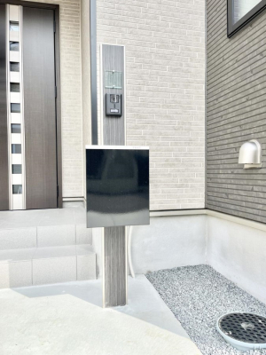 ���̑��@�\�D�E�C���^�[�z���E�|�X�g���ЂƂɏW��B�G���g�����X�ɂȂ��ރV���v���f�U�C���B