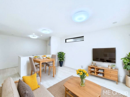 ���r���O�@�Ƒ��̘a�₩�ȉ�b���������Ă������B�J�����̂��郊�r���O�ł��B���Ƌ��CG�ł�  