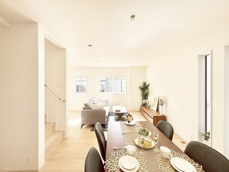 ���r���O�@���r���O�K�i�A������؂ȉƑ��ƃR�~���j�P�[�V�������Ƃ��Ƒ��v���̊Ԏ��