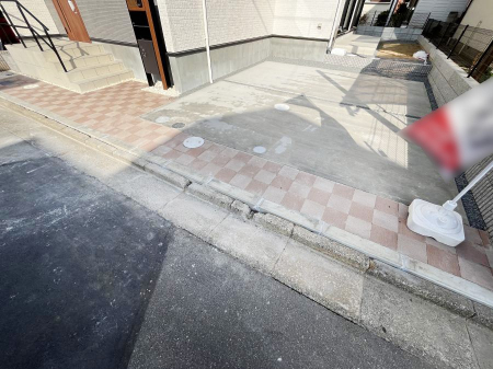 �@����2��\�I�}�Ȃ��q�l�̒��ԂɁB�܂��A���Ƒ��̎��]�ԃX�y�[�X�Ƃ��Ă��劈��B