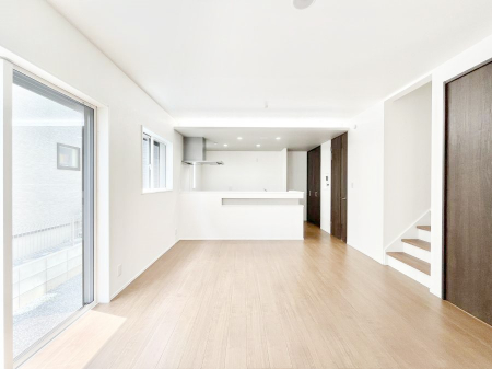 ���r���O�@���邢�z���������A�����̕��͋C�ɖ�������郊�r���O�E�_�C�j���O�B   