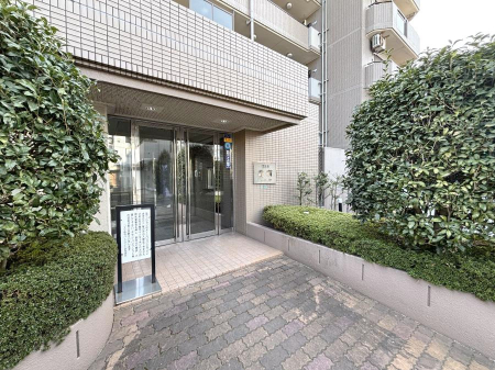 �G���g�����X�@�O�� �Y��ȃG���g�����X�́A���Z�҂�D�����}������Ă���܂�  