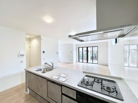 �L�b�`���@���r���O�ŗV�Ԃ��q�l�������Ȃ��炨�������ł���ΖʃL�b�`���B  