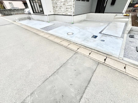 �@����2��\�I�}�Ȃ��q�l�̒��ԂɁB�܂��A���Ƒ��̎��]�ԃX�y�[�X�Ƃ��Ă��劈��B