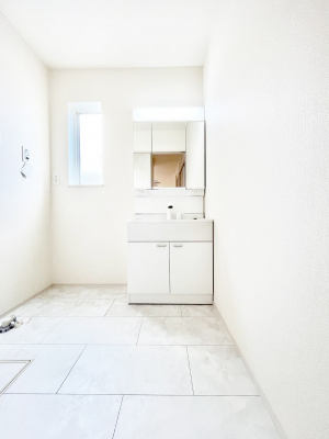 ���ʑ�E���ʏ��@�X�^�C�����O�ɕ֗��ȎO�ʋ��A�~���[�L���r�l�b�g�ōׂ������X�b�L��