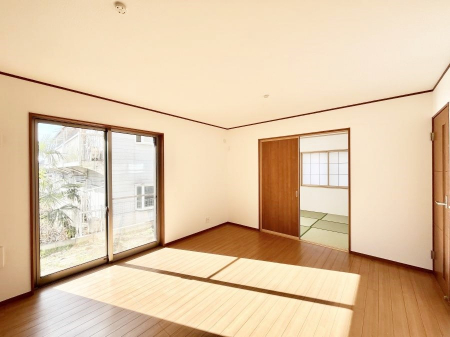 ���r���O�@���邢�z���������A�����̕��͋C�ɖ�������郊�r���O�E�_�C�j���O�B