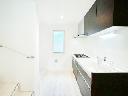 �L�b�`���@�u�₩�ȕ����ʂ蔲����L�b�`���B��������̂Ŗ��邭���C�ɂ��𗧂��܂��B  