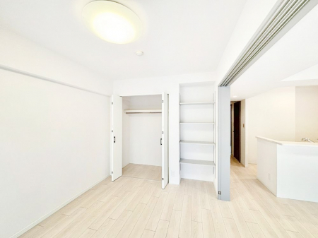 ���̑����ρ@���r���O�ɗאڂ����m���B�����˂��J������ƃ��r���O�ƌq����e���̋�Ԃɕϐg�I