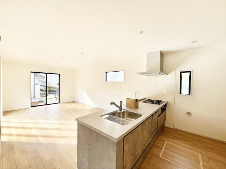 �L�b�`���@���r���O�ŗV�Ԃ��q�l�������Ȃ��炨�������ł���ΖʃL�b�`���B  