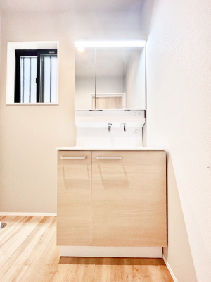 ���ʑ�E���ʏ��@�X�^�C�����O�ɕ֗��ȎO�ʋ��A�~���[�L���r�l�b�g�ōׂ������X�b�L��