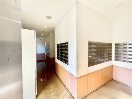 ���̑��@�|�X�g�̓G���g�����X���ɂ���̂ŉJ�ɔG�ꂸ�X�ւ��󂯎��܂��ˁI