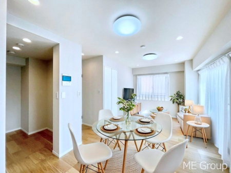 ���r���O�@�Ƒ��̘a�₩�ȉ�b���������Ă������B�J�����̂��郊�r���O�ł��B���Ƌ��CG�ł�  