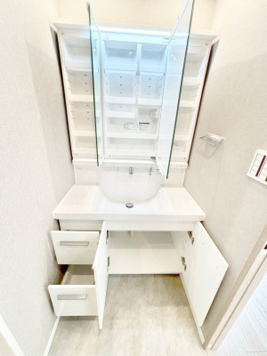 ���̑����ρ@�O�ʋ��̗��ɁA���ϕi��q���p�i�Ȃǂ����[�\�B���ʑ����������ƕۂ��܂��I