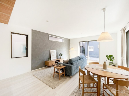 ���r���O�@�Ƒ��̘a�₩�ȉ�b���������Ă������B�J�����̂��郊�r���O�ł��B���Ƌ��CG�ł�  