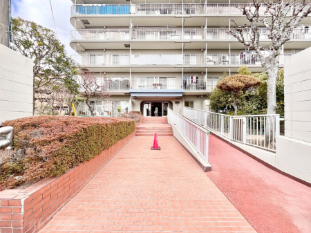 �G���g�����X�@�O�� �Y��ȃG���g�����X�́A���Z�҂�D�����}������Ă���܂�  