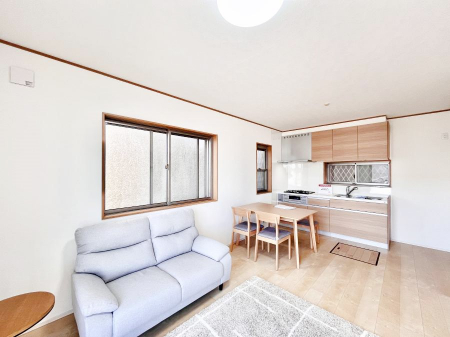 ���r���O�@���R������荞�܂�A�Ƒ��c���̏ꏊ�𖾂邭���o