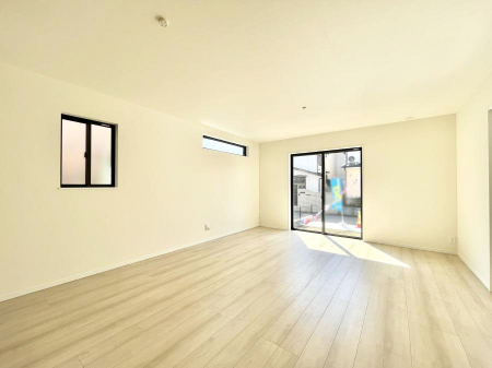 ���r���O�@���邢�z���������A�����̕��͋C�ɖ�������郊�r���O�E�_�C�j���O�B 