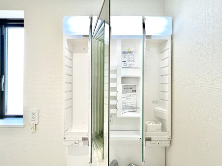 ���̑����ρ@�O�ʋ��̗��ɁA���ϕi��q���p�i�Ȃǂ����[�\�B���ʑ����������ƕۂ��܂��I