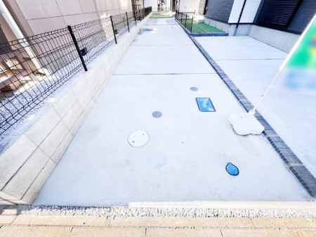 �@����2��\�I�}�Ȃ��q�l�̒��ԂɁB�܂��A���Ƒ��̎��]�ԃX�y�[�X�Ƃ��Ă��劈��B