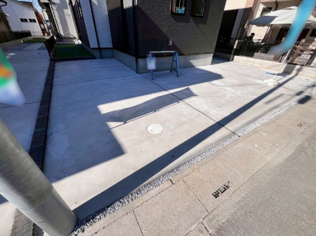 �@����2��\�I�}�Ȃ��q�l�̒��ԂɁB�܂��A���Ƒ��̎��]�ԃX�y�[�X�Ƃ��Ă��劈��B