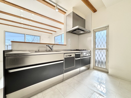 �L�b�`���@�u�₩�ȕ����ʂ蔲����L�b�`���B�����������̂Ŗ��邭���C�ɂ��𗧂��܂��B