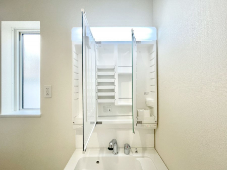 ���̑����ρ@�O�ʋ��̗��ɁA���ϕi��q���p�i�Ȃǂ����[�\�B���ʑ����������ƕۂ��܂��I